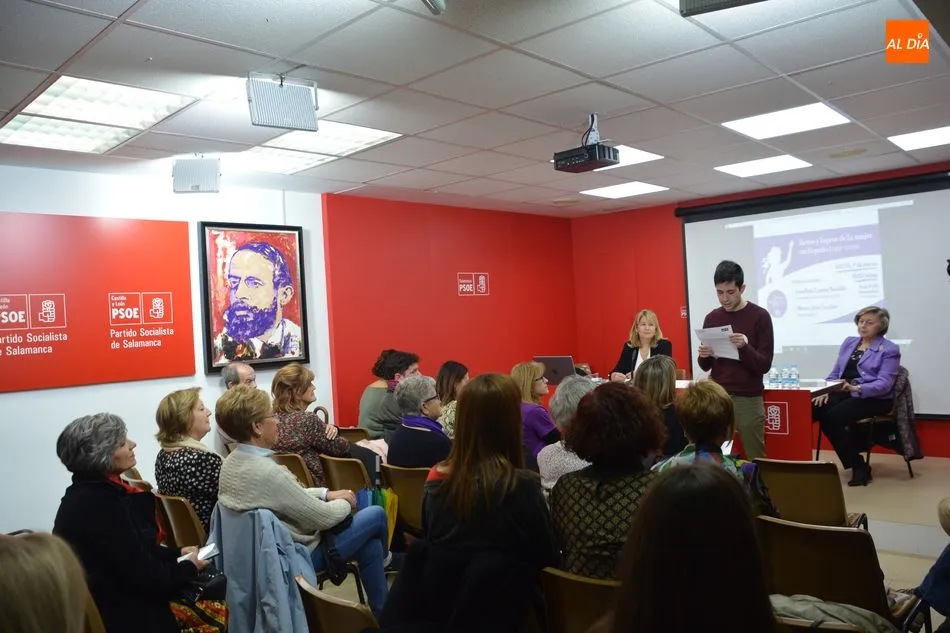 Foto 5 - El PSOE salmantino reivindica la igualdad con la lectura de un manifiesto y una charla-coloquio