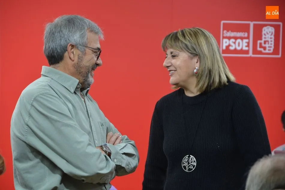 Foto 3 - El PSOE salmantino reivindica la igualdad con la lectura de un manifiesto y una charla-coloquio