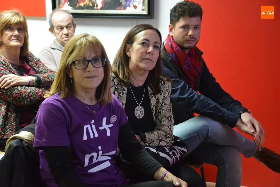 Foto 2 - El PSOE salmantino reivindica la igualdad con la lectura de un manifiesto y una charla-coloquio