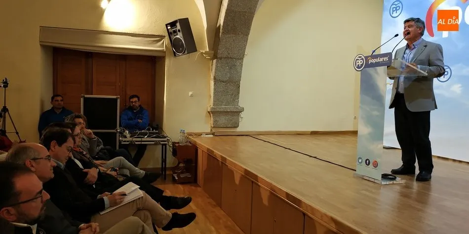 Foto 9 - Ma&ntilde;ueco e Iglesias arropan a Alejo Ri&ntilde;ones en la presentaci&oacute;n de su candidatura  