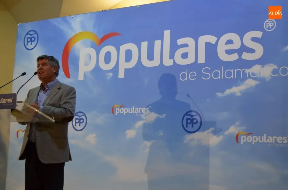 Foto 6 - Ma&ntilde;ueco e Iglesias arropan a Alejo Ri&ntilde;ones en la presentaci&oacute;n de su candidatura  