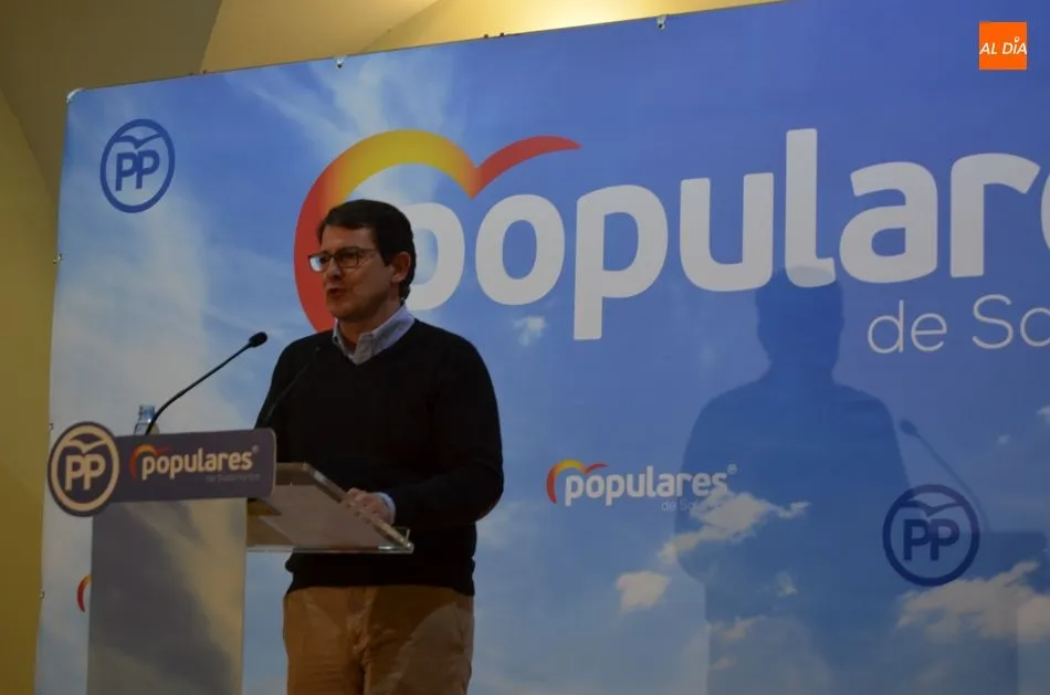 Foto 3 - Ma&ntilde;ueco e Iglesias arropan a Alejo Ri&ntilde;ones en la presentaci&oacute;n de su candidatura  