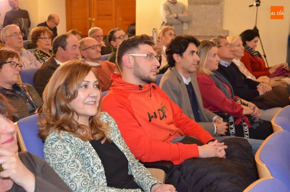 Foto 2 - Ma&ntilde;ueco e Iglesias arropan a Alejo Ri&ntilde;ones en la presentaci&oacute;n de su candidatura  