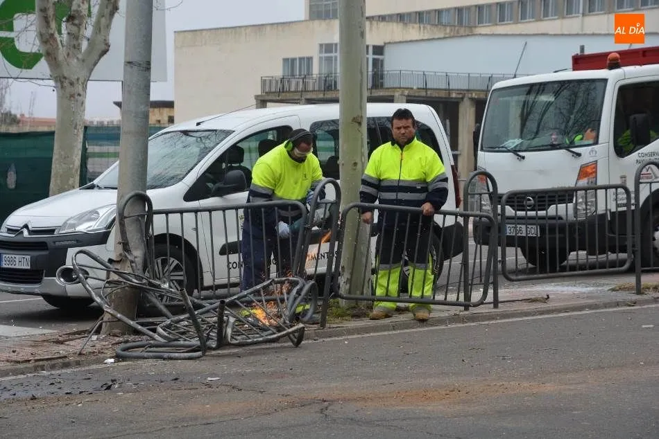 Foto 7 - Un veh&iacute;culo accidentado en el paseo de San Vicente corta el carril de entrada a la ciudad