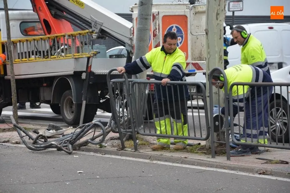 Foto 6 - Un veh&iacute;culo accidentado en el paseo de San Vicente corta el carril de entrada a la ciudad