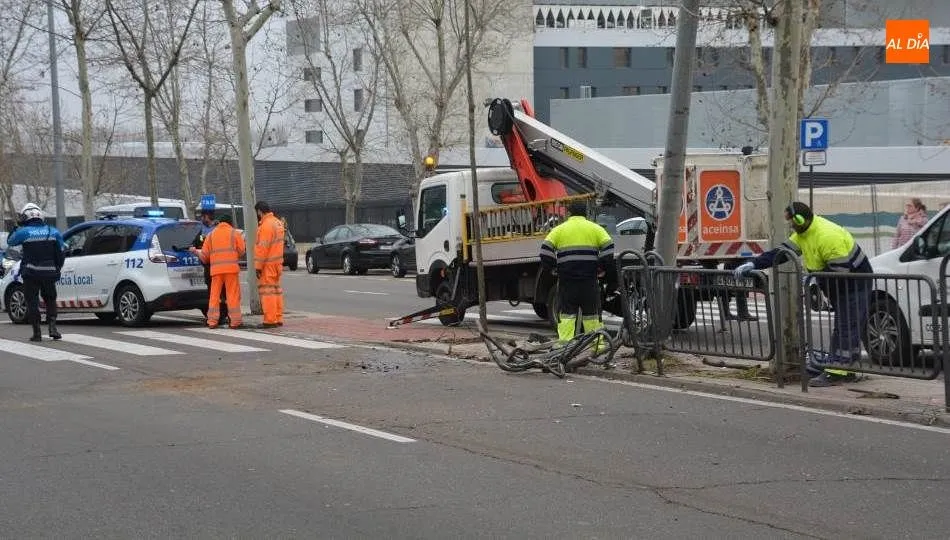 Foto 5 - Un veh&iacute;culo accidentado en el paseo de San Vicente corta el carril de entrada a la ciudad