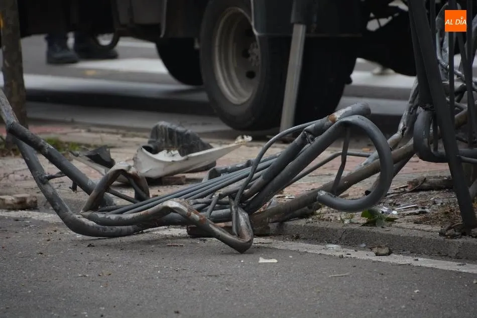 Foto 4 - Un veh&iacute;culo accidentado en el paseo de San Vicente corta el carril de entrada a la ciudad