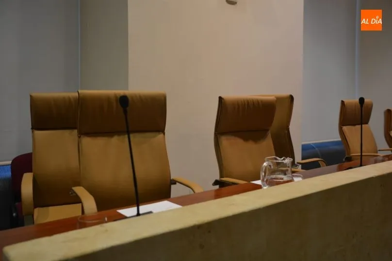 Foto 3 - El pleno reivindica un futuro sin discriminaci&oacute;n por razones de g&eacute;nero y recuerda a las 103...