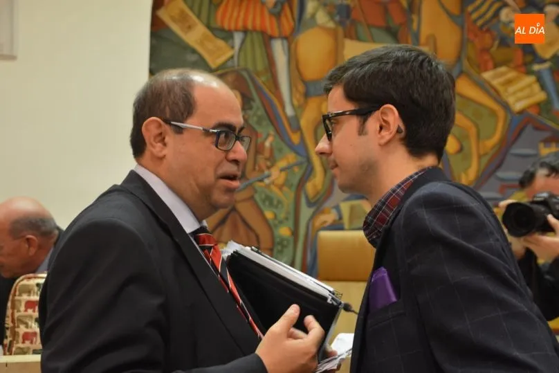 Foto 4 - El pleno reivindica un futuro sin discriminaci&oacute;n por razones de g&eacute;nero y recuerda a las 103...