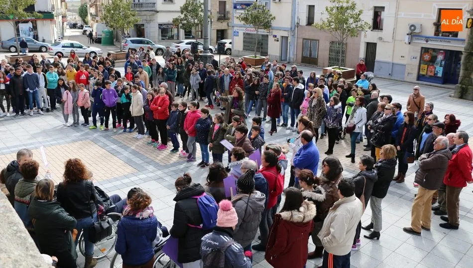 Durante la concentración se dio lectura a un manifiesto y frases reivindicativas a favor de las mujeres y la igualdad / CORRAL