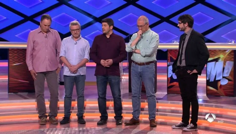 Juanra Bonet, presentador del concurso, junto a los integrantes del equipo Los Lobos, en la grabación del mensaje de despedida dedicado a José Pinto. Foto Antena 3
