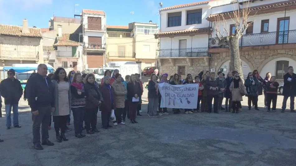 Foto 5 - La Plaza Mayor de Villarino reafirma el compromiso por la defensa de la igualdad para las mujeres  