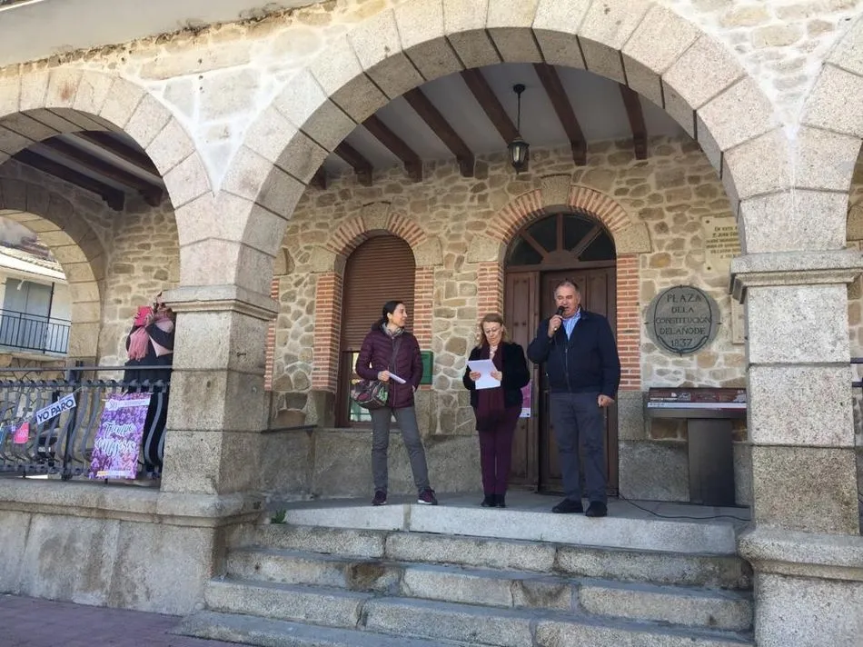 Foto 4 - La Plaza Mayor de Villarino reafirma el compromiso por la defensa de la igualdad para las mujeres  