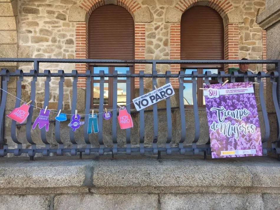 Foto 3 - La Plaza Mayor de Villarino reafirma el compromiso por la defensa de la igualdad para las mujeres  