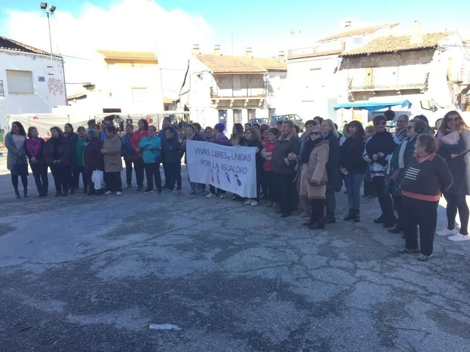 Foto 2 - La Plaza Mayor de Villarino reafirma el compromiso por la defensa de la igualdad para las mujeres  