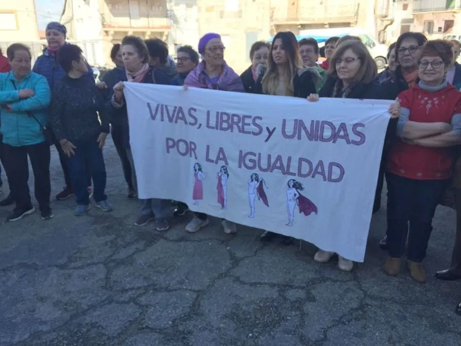 Foto 7 - La Plaza Mayor de Villarino reafirma el compromiso por la defensa de la igualdad para las mujeres  