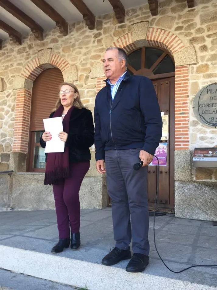 Foto 6 - La Plaza Mayor de Villarino reafirma el compromiso por la defensa de la igualdad para las mujeres  