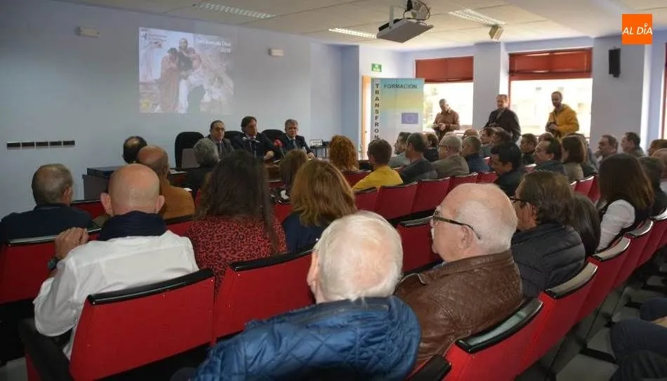 El alcalde de Salamanca, Carlos García Carbayo, en el parque de Bomberos, en los actos con motivo de esta festividad. Foto de Lydia González