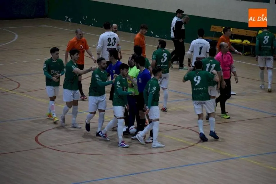 Jugadores del Piensos Durán Albense en el saludo a su rival / Pedro Zaballos