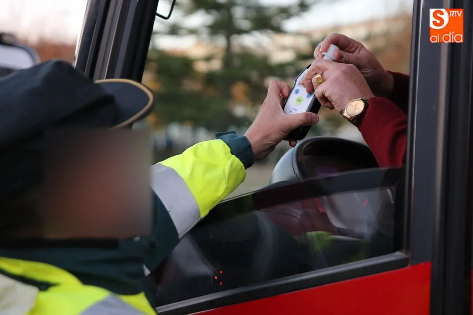 Un conductor realiza una prueba de alcoholemia en un control rutinario.