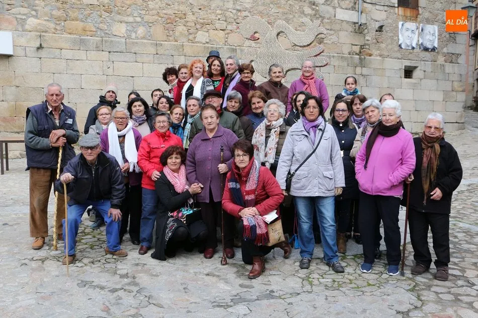 La figura de La Pájara rodeada de los participantes en la jornada homenaje en Mogarraz