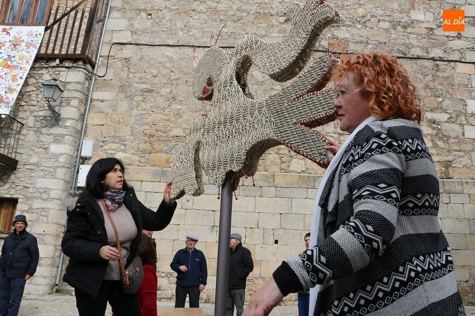 Foto 8 - Homenaje a las bordadoras serranas en el D&iacute;a de la Mujer