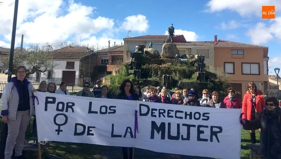Las mujeres de Aldeadávila recorrieron las calles con una gran pancarta con la inscripción Por los derechos de la mujer / MARICARMEN MARTÍN