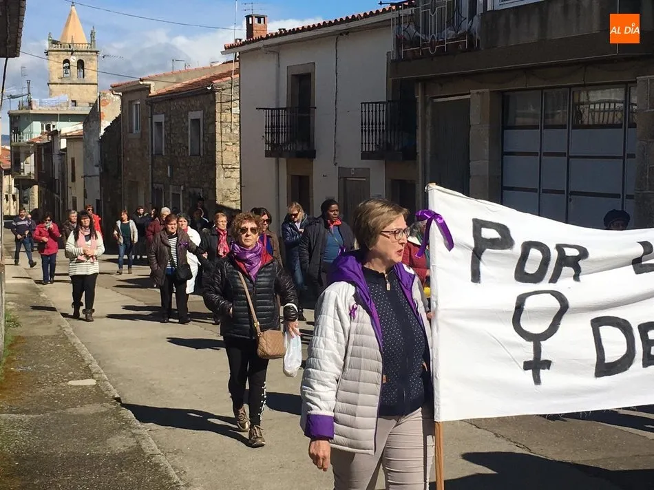 Foto 7 - Las mujeres de Aldead&aacute;vila claman en las calles &lsquo;Por los derechos de la mujer&rsquo;