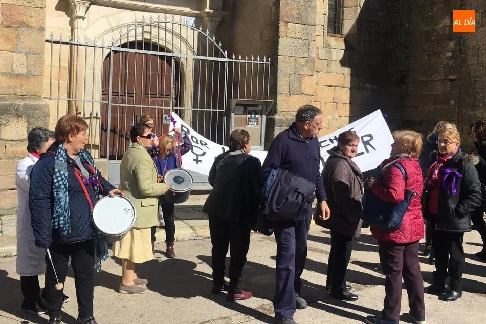 Foto 6 - Las mujeres de Aldead&aacute;vila claman en las calles &lsquo;Por los derechos de la mujer&rsquo;