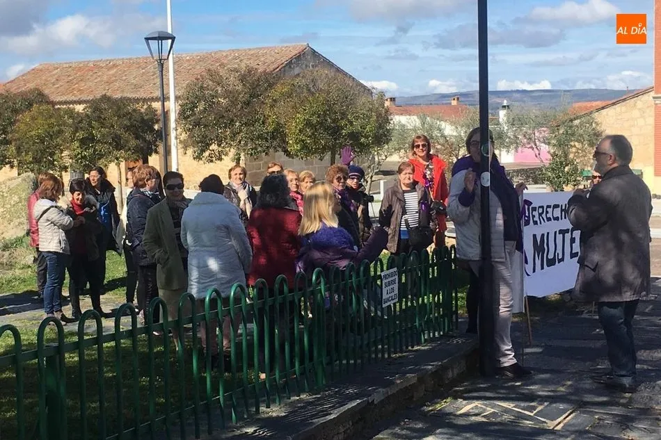 Foto 5 - Las mujeres de Aldead&aacute;vila claman en las calles &lsquo;Por los derechos de la mujer&rsquo;