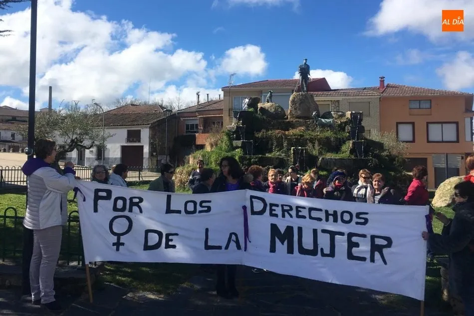 Foto 3 - Las mujeres de Aldead&aacute;vila claman en las calles &lsquo;Por los derechos de la mujer&rsquo;