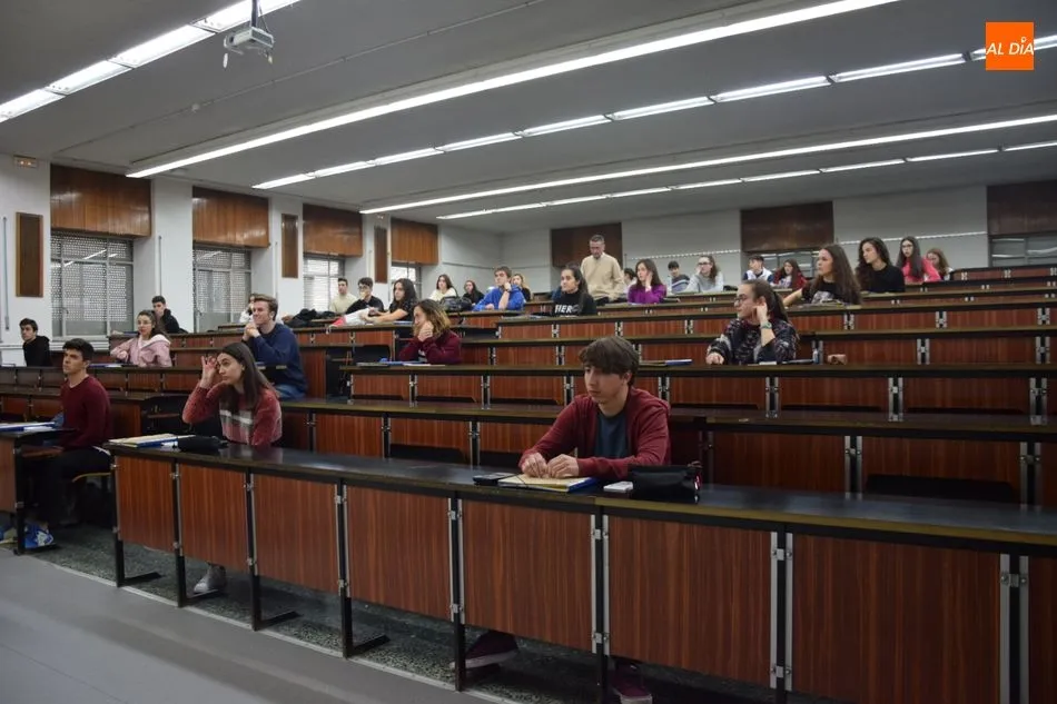 Foto 3 - Alumnos de Secundaria participan en la fase local de la Olimpiada de Qu&iacute;mica de Castilla y Le&oacute;n