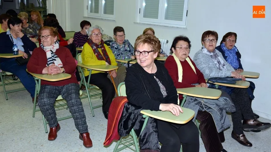 Foto 10 - Las mujeres del colectivo &lsquo;Villa de Lumbrales&rsquo; debaten sobre la situaci&oacute;n actual de la mujer...