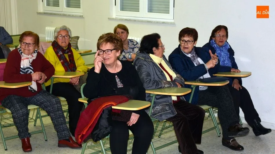 Foto 7 - Las mujeres del colectivo &lsquo;Villa de Lumbrales&rsquo; debaten sobre la situaci&oacute;n actual de la mujer...