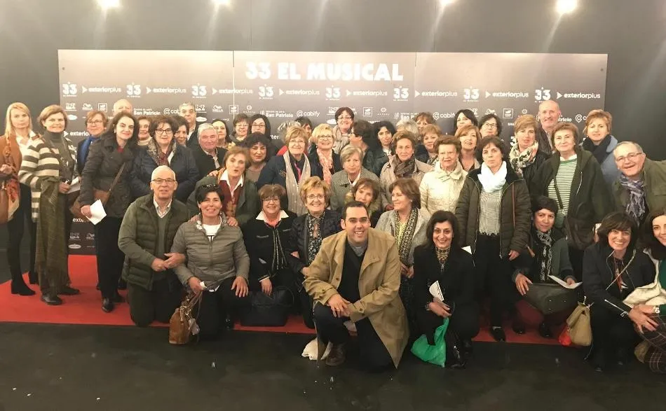 Medio centenar de vecinos del Campo Charro disfruta en Madrid del musical ‘33’  