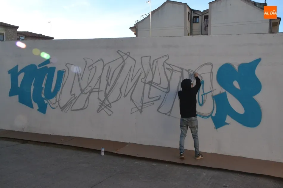 Foto 5 - En marcha la creaci&oacute;n de un grafiti en clave femenina  