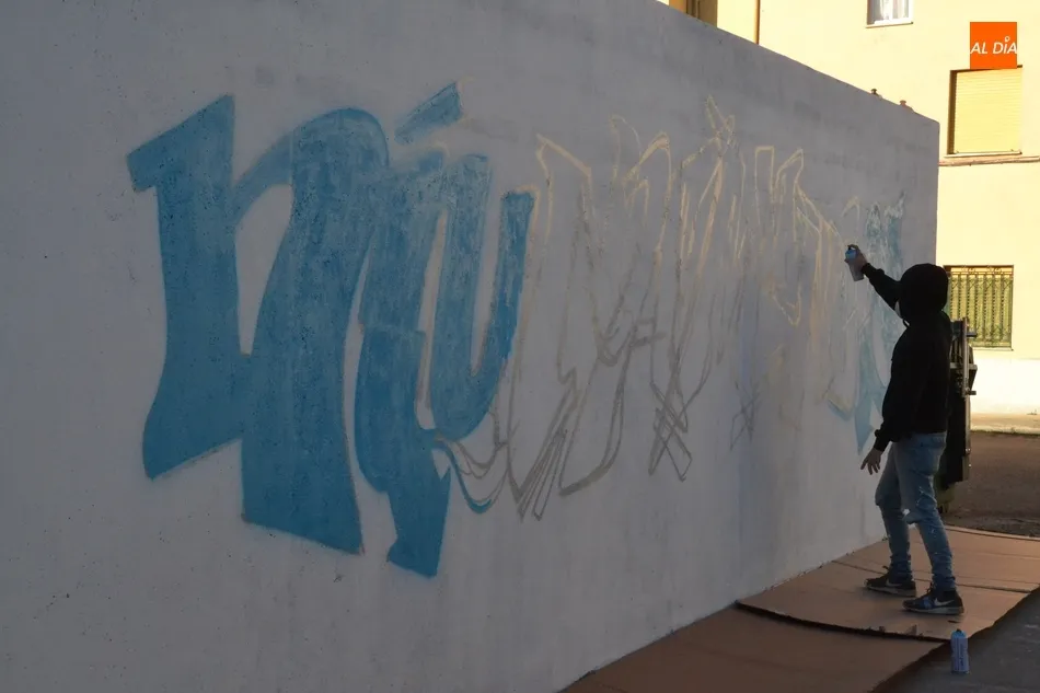 Foto 3 - En marcha la creaci&oacute;n de un grafiti en clave femenina  