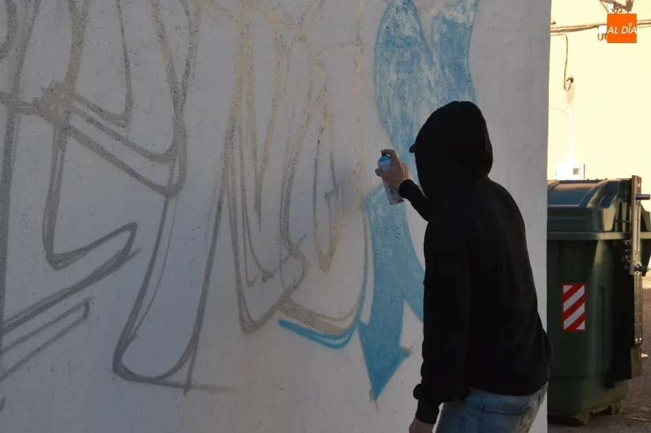 Foto 6 - En marcha la creaci&oacute;n de un grafiti en clave femenina  