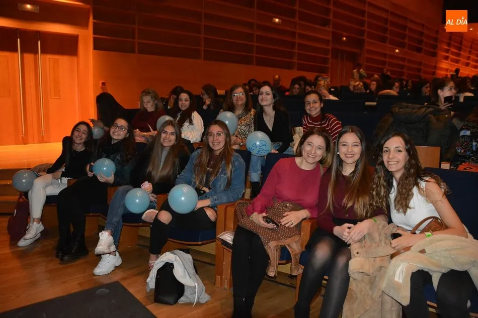 Foto 8 - Cepeda conquista al p&uacute;blico salmantino con la magia de sus &lsquo;Principios&rsquo;  
