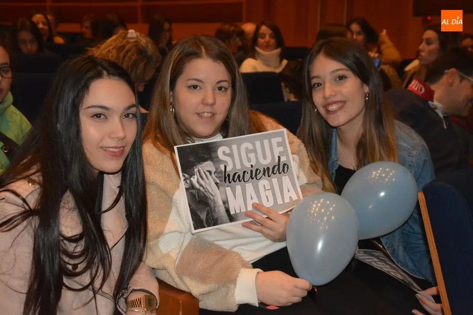 Foto 3 - Cepeda conquista al p&uacute;blico salmantino con la magia de sus &lsquo;Principios&rsquo;  