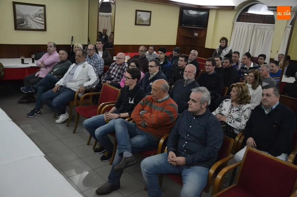Foto 9 - Tom&aacute;s Roncero analiza la crisis del Real Madrid ante medio centenar de simpatizantes  