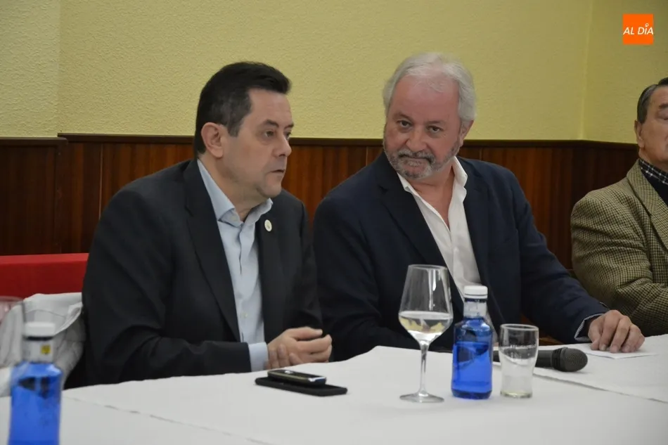 Tomás Roncero analiza la crisis del Real Madrid ante medio centenar de simpatizantes  