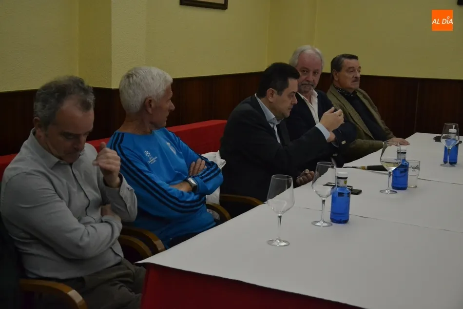 Foto 4 - Tom&aacute;s Roncero analiza la crisis del Real Madrid ante medio centenar de simpatizantes  
