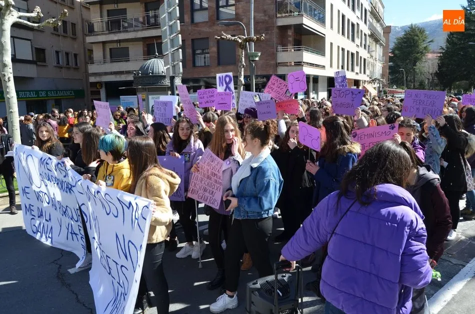 Foto 3 - La Manifestaci&oacute;n Feminista del D&iacute;a de la Mujer multiplica considerablemente el n&uacute;mero de...
