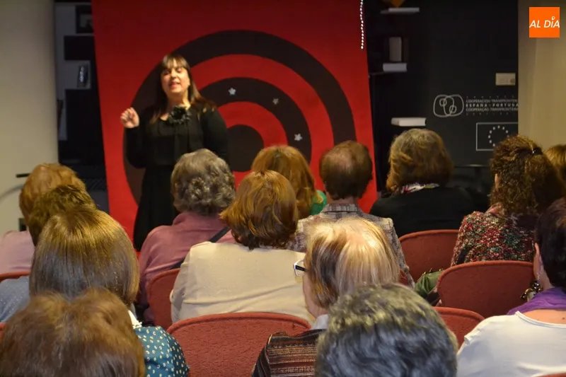 Foto 6 - Decenas de personas participan en la triple sesi&oacute;n teatral del D&iacute;a Internacional de la Mujer