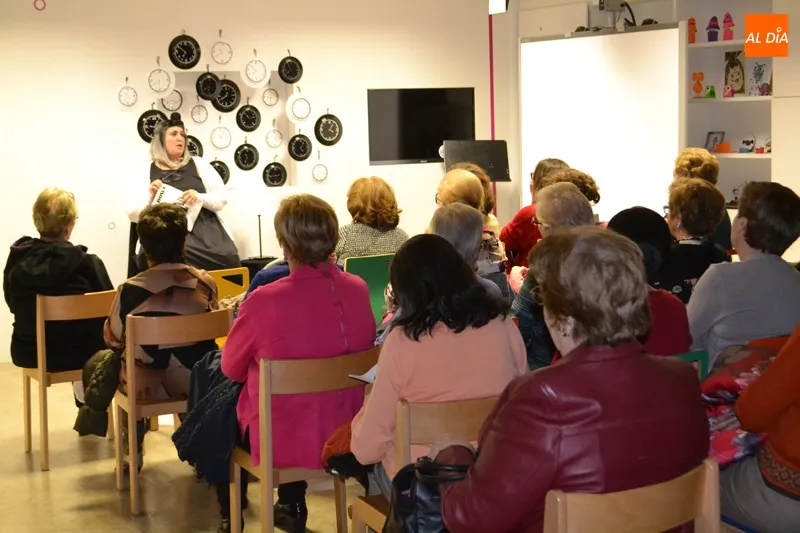 Foto 4 - Decenas de personas participan en la triple sesi&oacute;n teatral del D&iacute;a Internacional de la Mujer