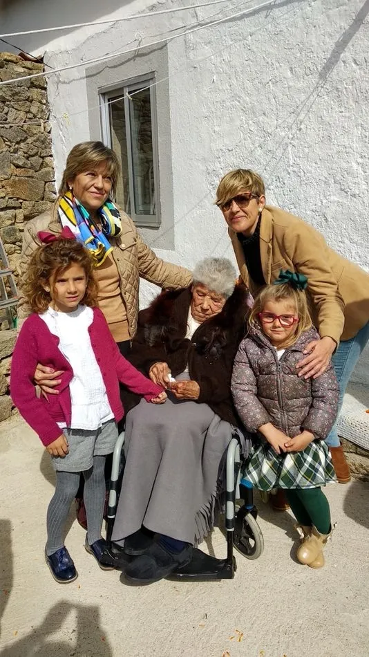 Foto 4 - Consuelo Ballesteros Pascual celebra su 103 cumplea&ntilde;os rodeada de sus seres queridos &nbsp;  