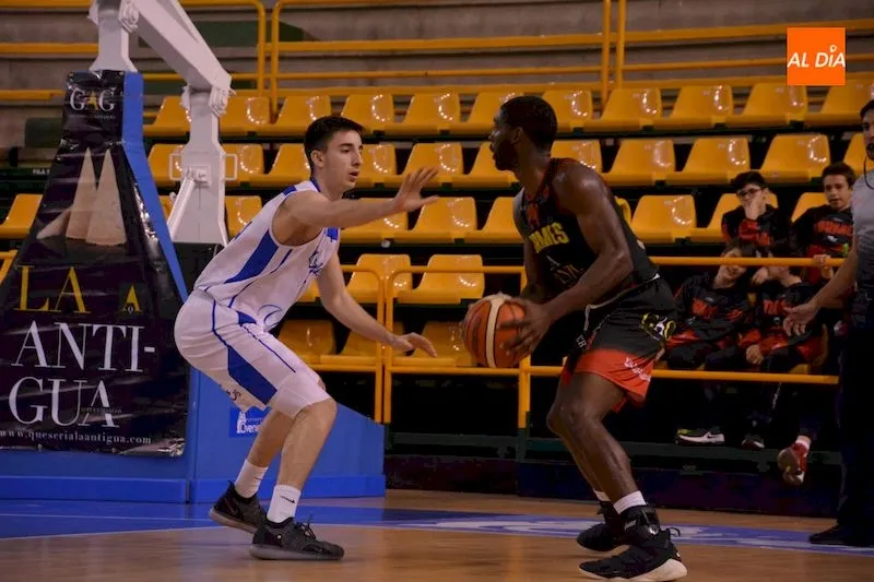 Acción del partido entre el CB Tormes y el Hospitalet / Lydia González