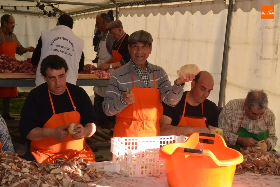 Foto 11 - Preparados 600 kilos de patatas y 400 de carne para el gran guiso del Domingo de Pi&ntilde;ata  
