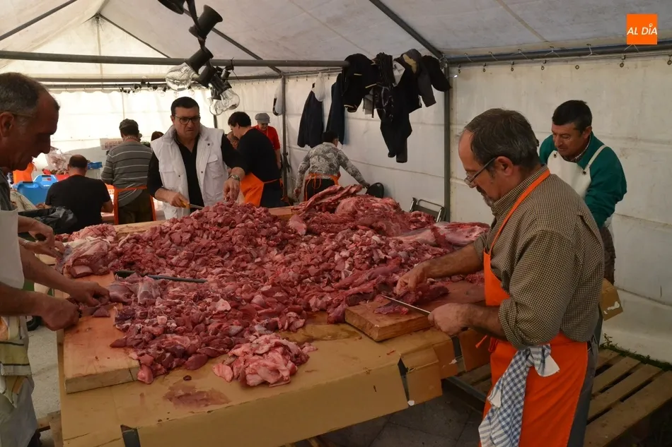 Foto 6 - Preparados 600 kilos de patatas y 400 de carne para el gran guiso del Domingo de Pi&ntilde;ata  